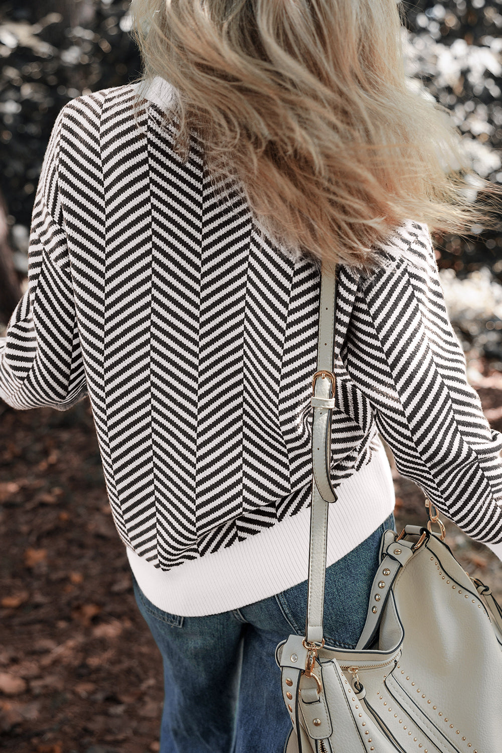 Black sweater with contrasting edges and round neck, falling shoulders