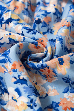 Robe longue froncée à volants et imprimé floral bleu ciel