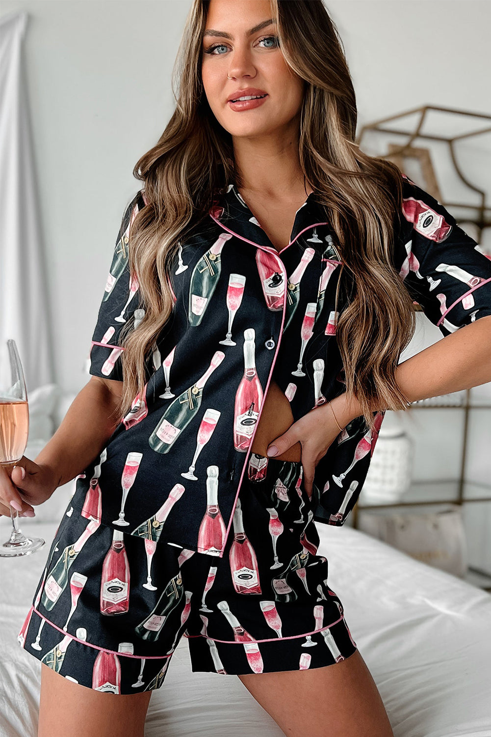 Ensemble de pyjama soyeux à manches courtes et imprimé champagne noir-A WOMAN WE LOVE
