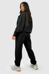 Black-free supervision united at half-zip and V-collar with ribbed edges