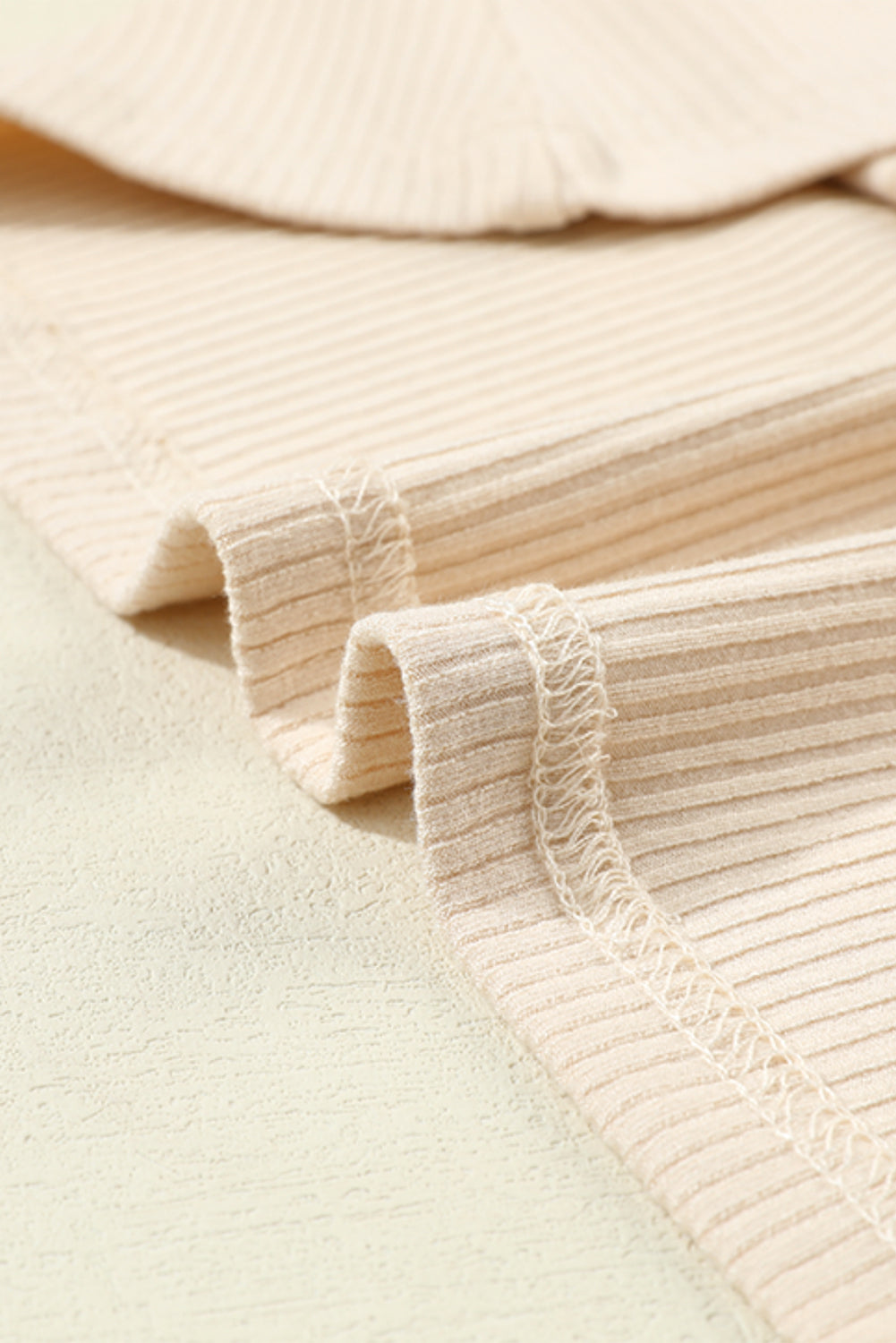 Haut en tricot côtelé à manches volantées en maille abricot Dotty