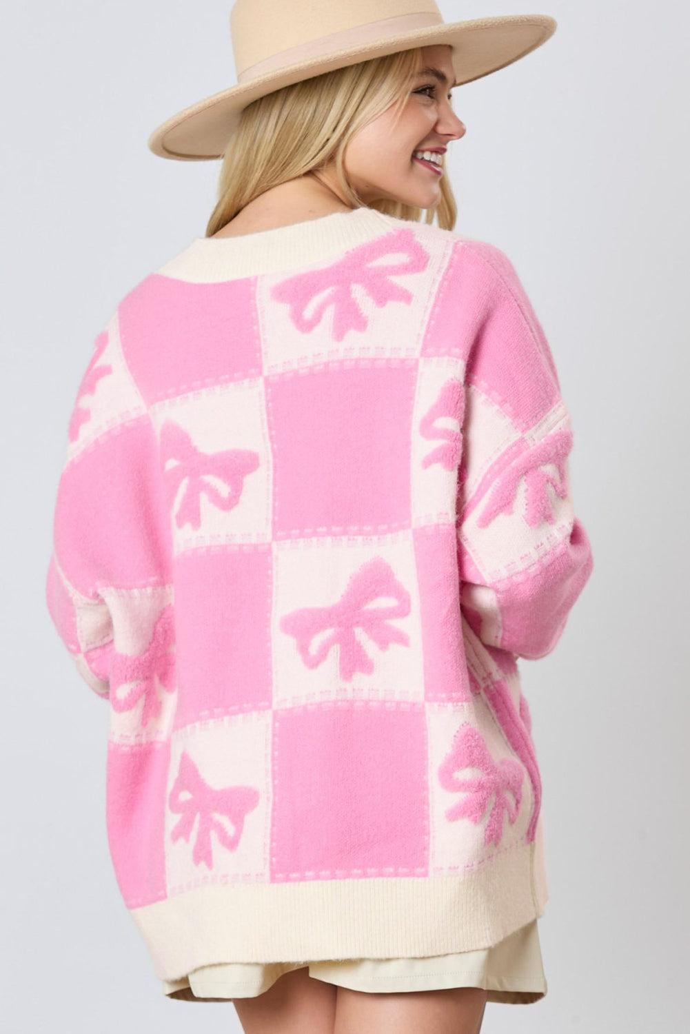 Cardigan boutonné rose à motif à carreaux et col en V avec épaules tombantes-A WOMAN WE LOVE