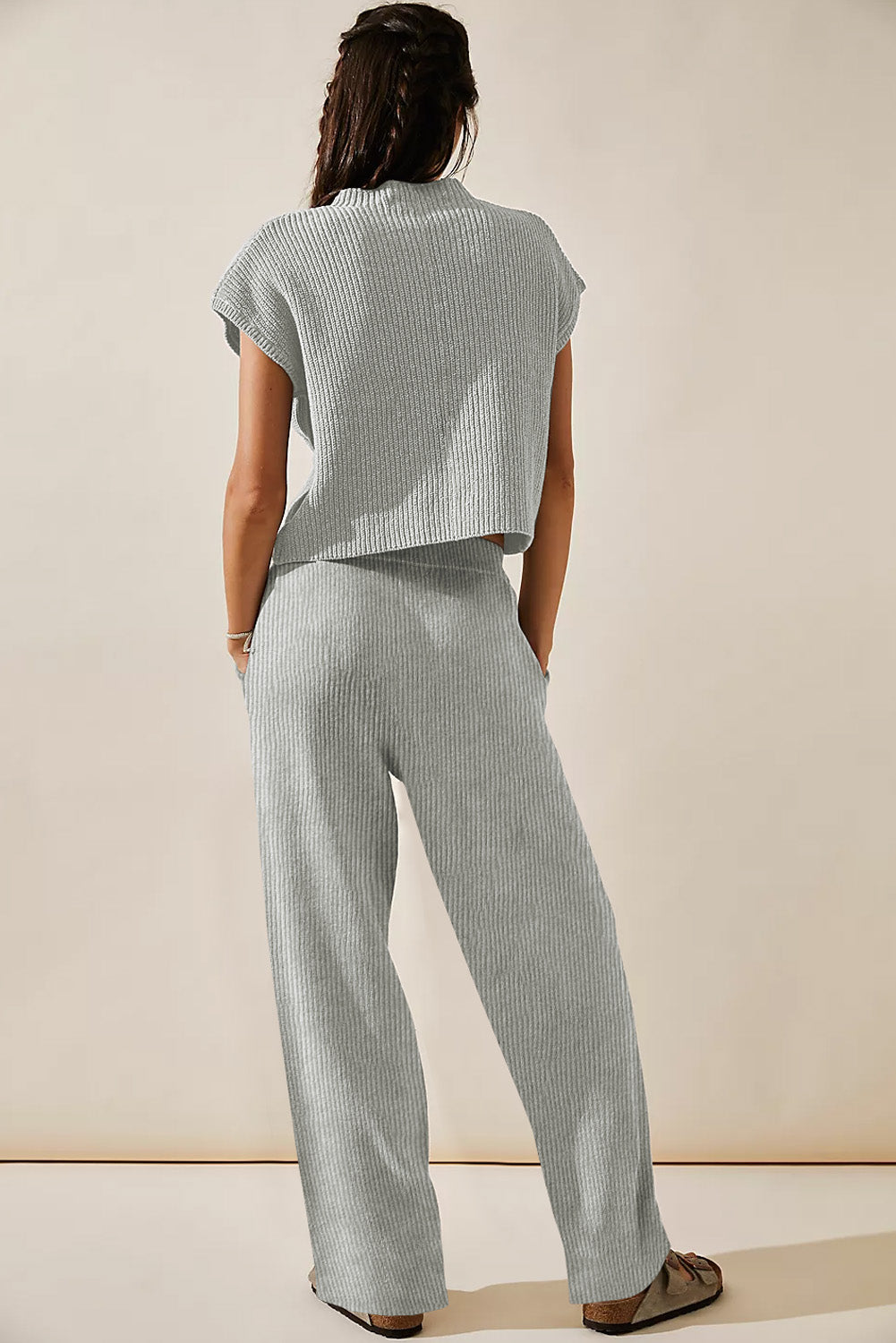 Ensemble pull gris tricoté à col en V et pantalon décontracté