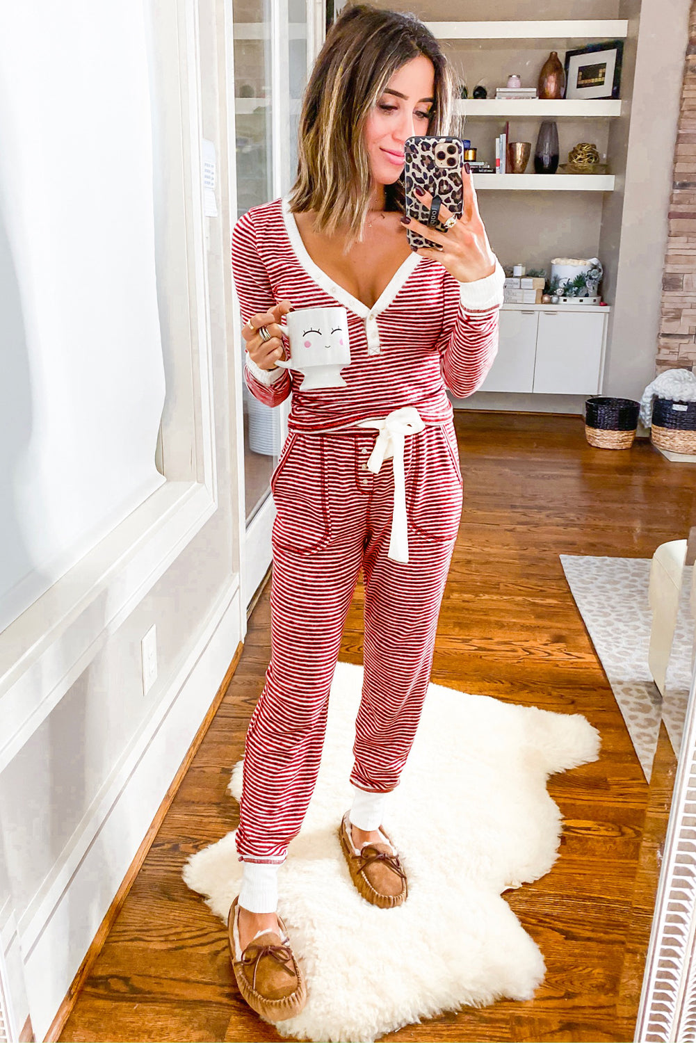 Ensemble de salon avec haut boutonné à col en V et pantalon à taille nouée à rayures rouges