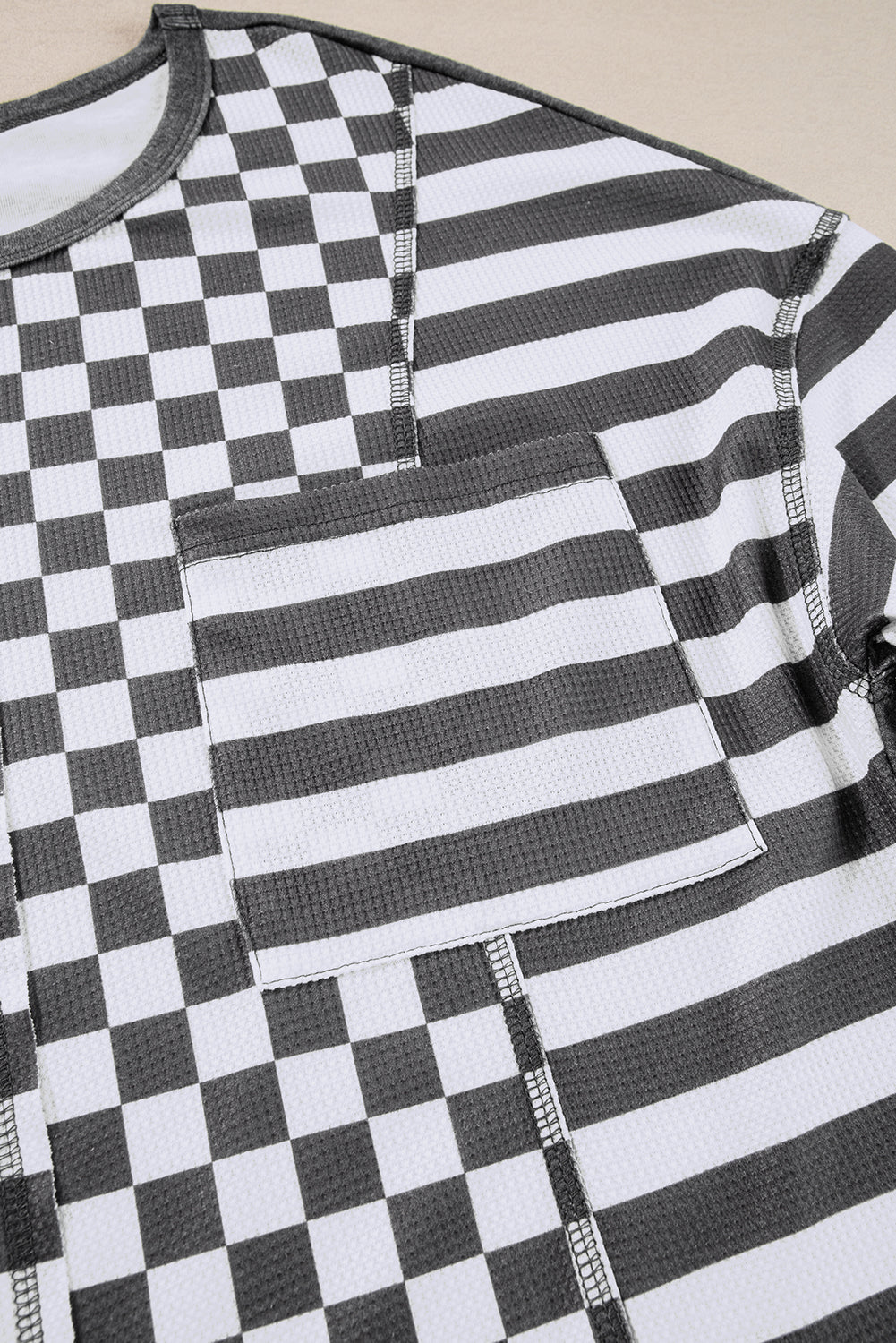 Chemisier gris foncé à poches et manches lanternes en patchwork rayé en damier