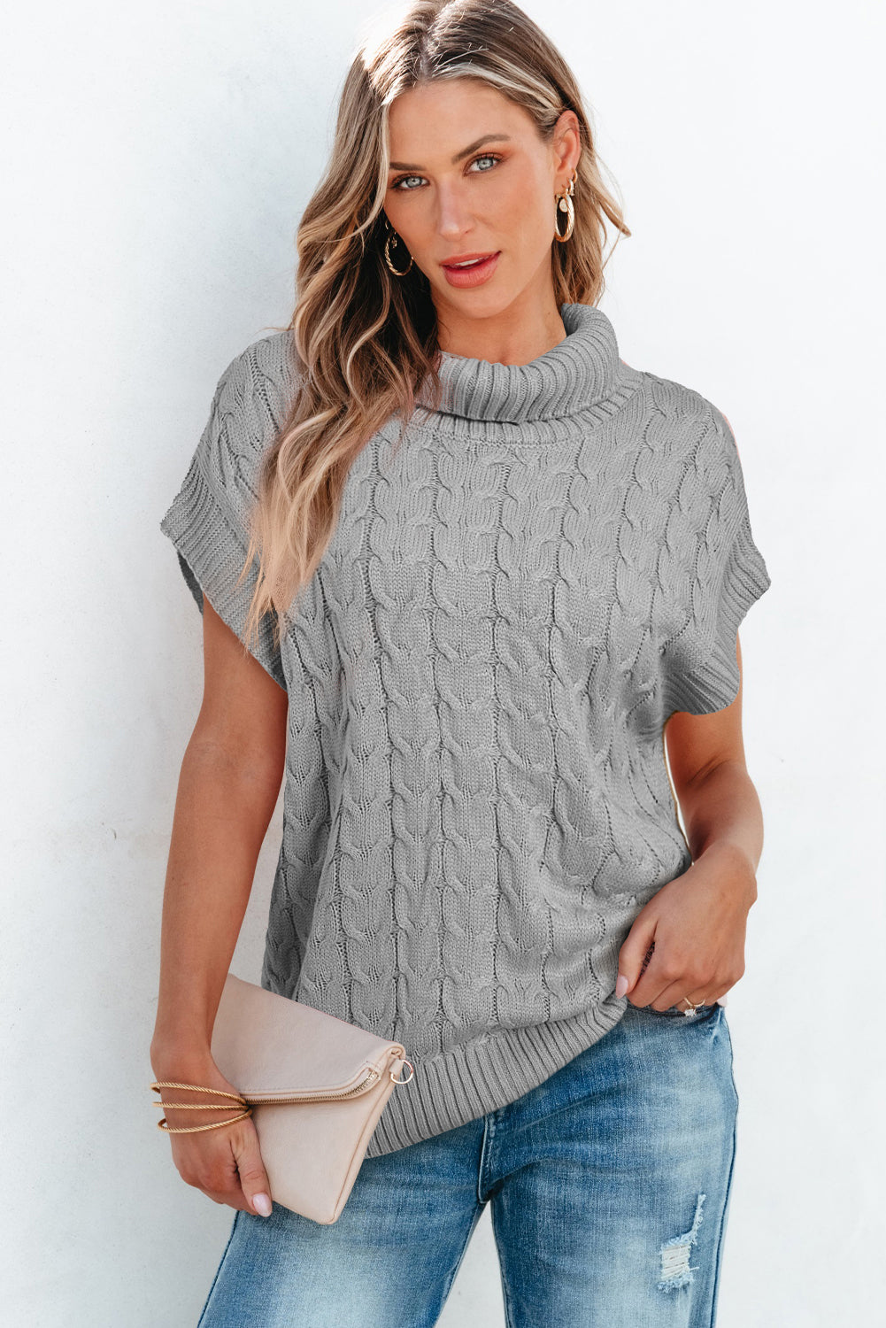 Rolled-collar sweater and bat-sorri-twisted jerk-saving