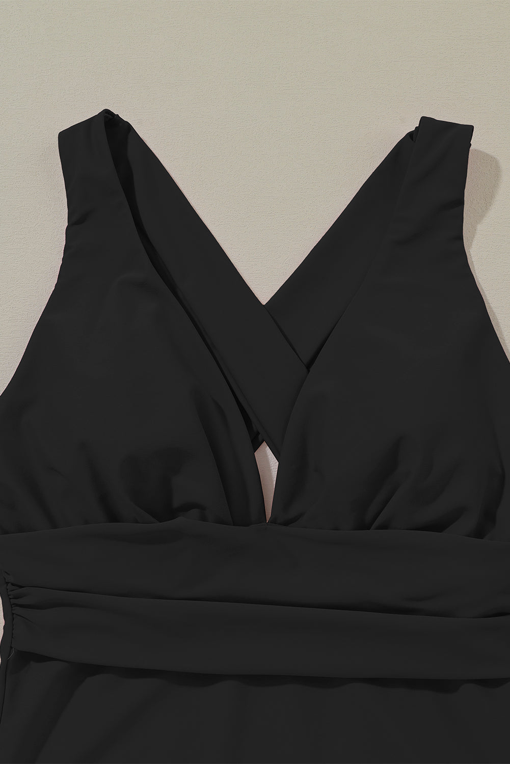 Monokini noir à col en V profond croisé dos nu froncé coupe haute