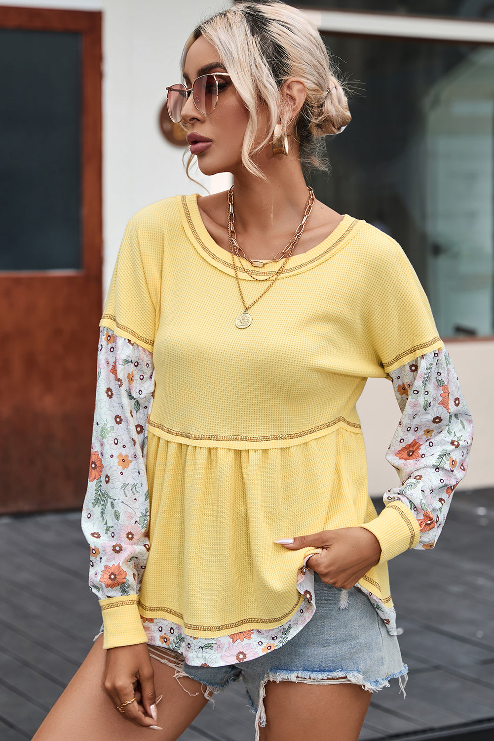 Blusa de babydoll de anchura de mosaico floral amarillo