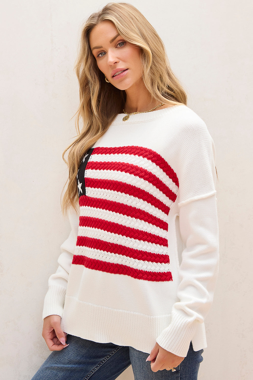 Pull blanc à épaules tombantes en tricot torsadé avec drapeau américain