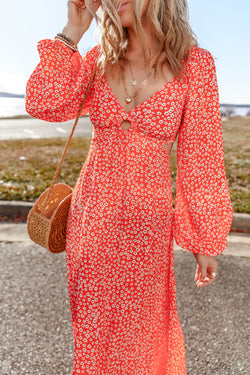 Vestido rojo floral con mangas largas y hinchazón