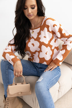 Large brown sweater with long sleeves and round neck with floral pattern