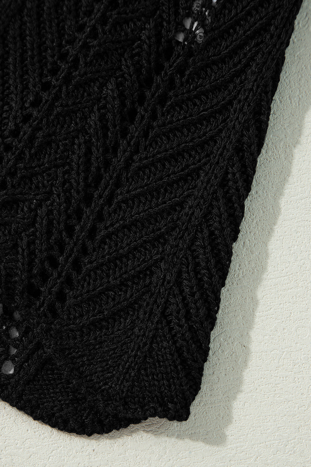 Cardigan ouvert en crochet noir avec découpes ajourées sur le devant