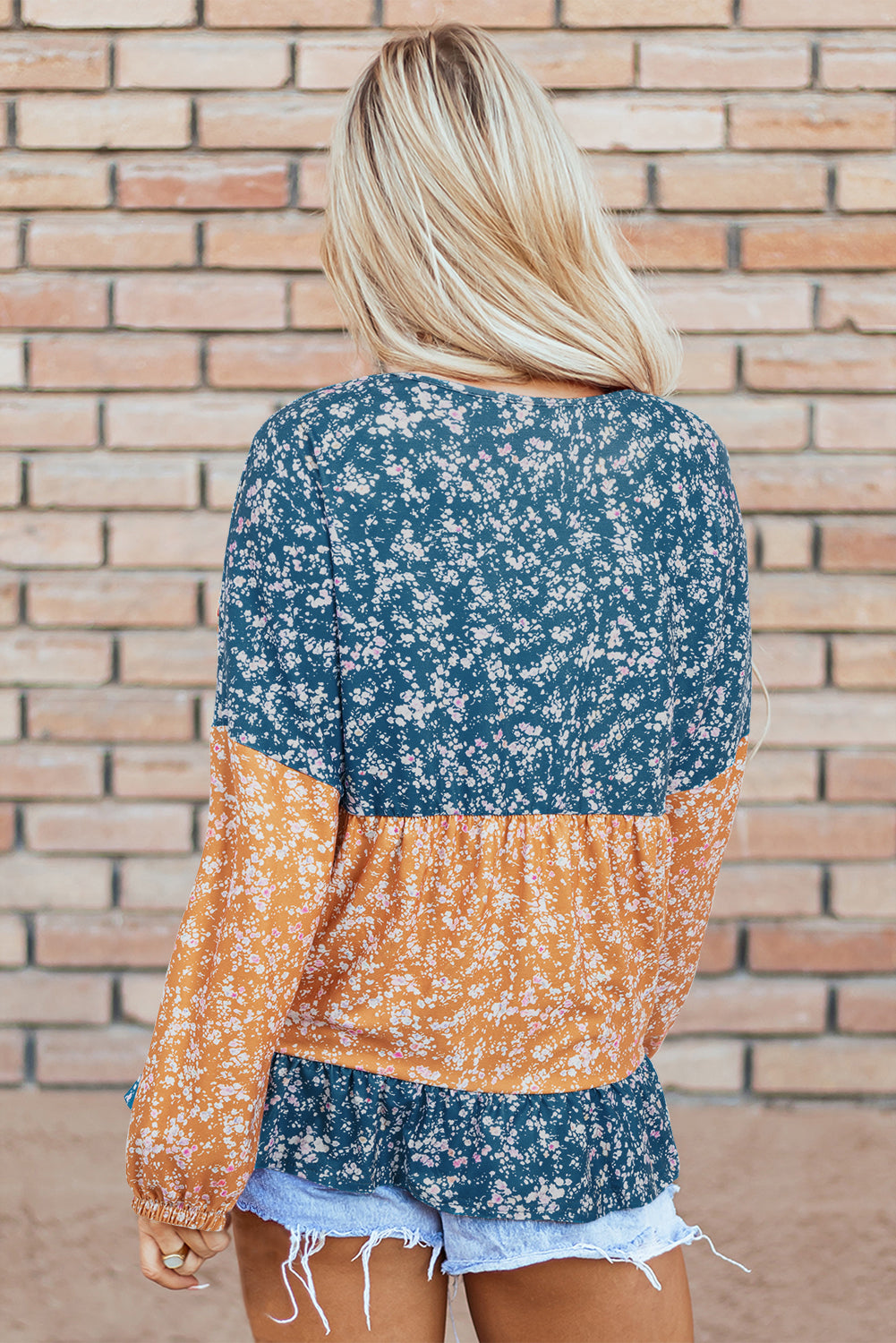 Block de color floral de naranja Patchwork Rusfled Hem Round Neck Blusa