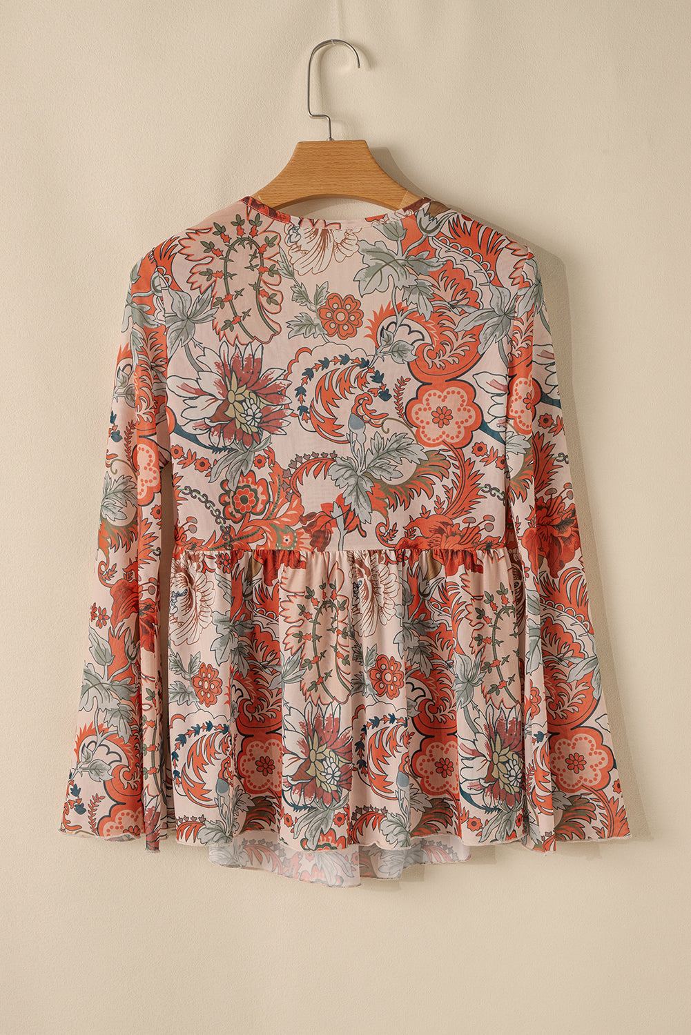 Blusa naranja con estampado floral y en v -neck con nudo y mangas de campana