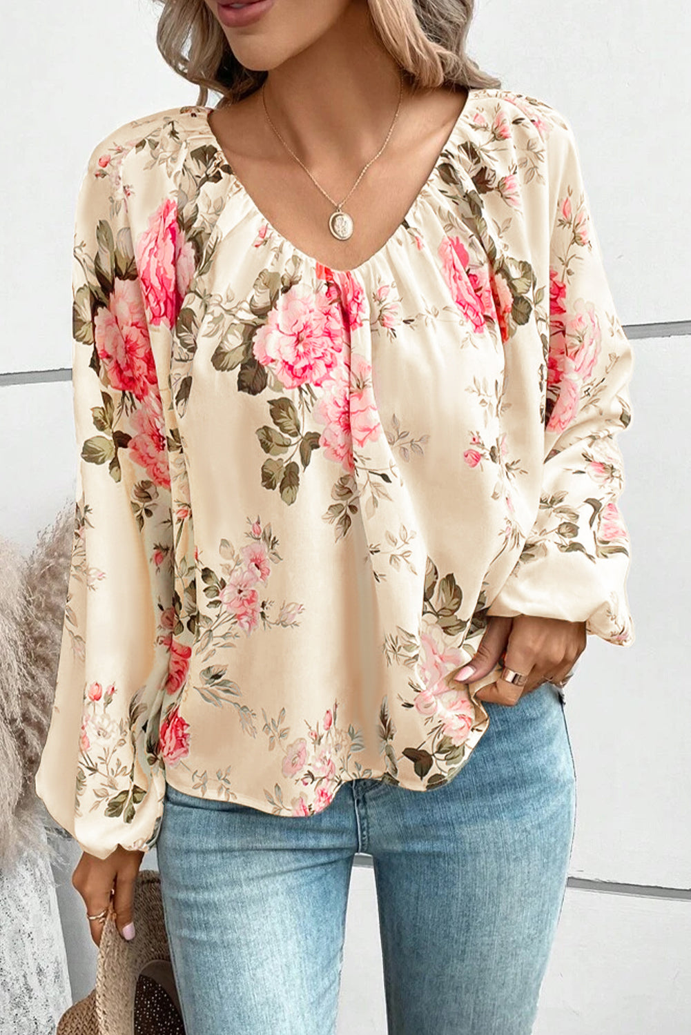 Blusa con cuello en v de manga en vhaladora de estampado floral beige