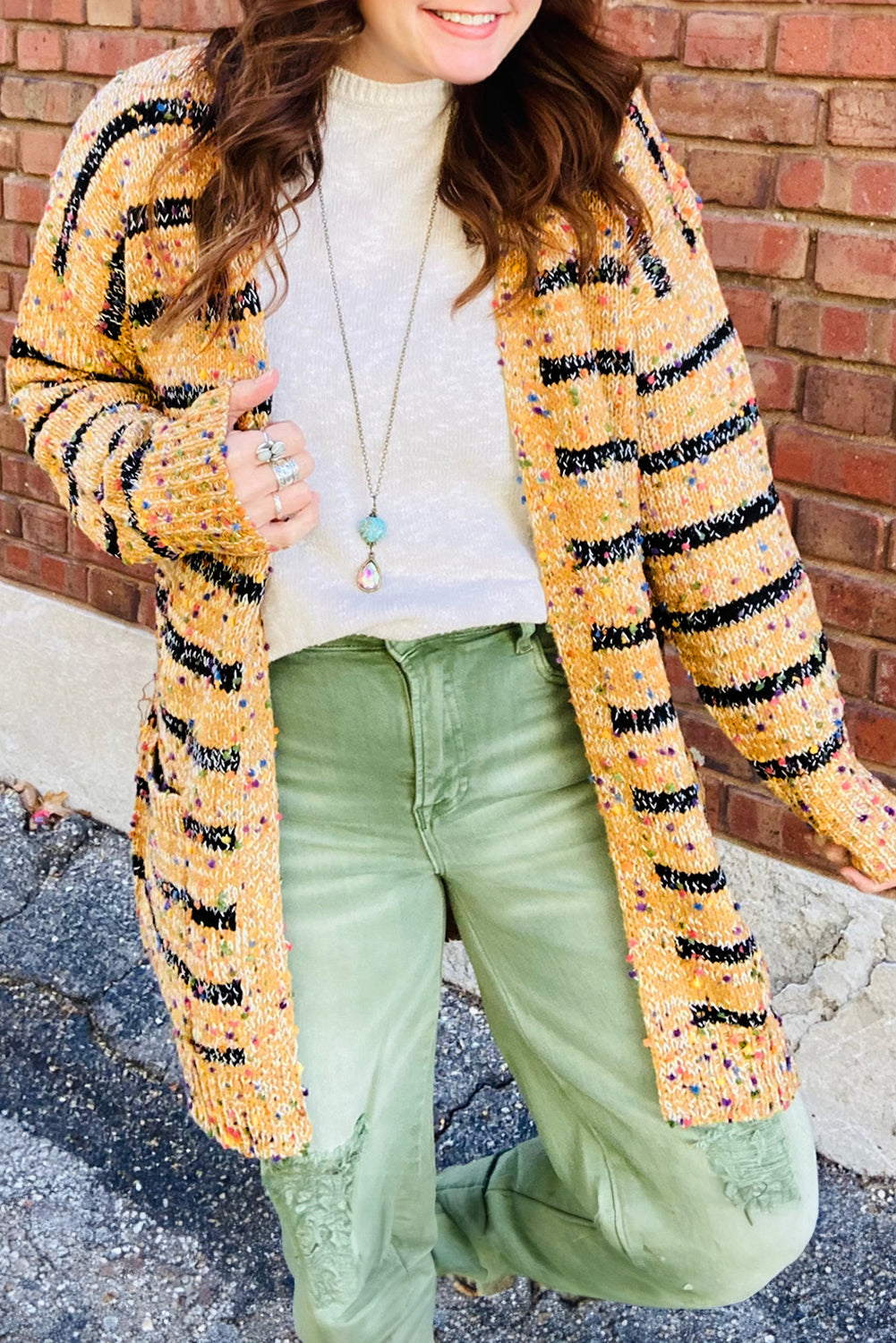 Cardigan long beige rayé en tricot à pompons ouvert sur le devant-A WOMAN WE LOVE
