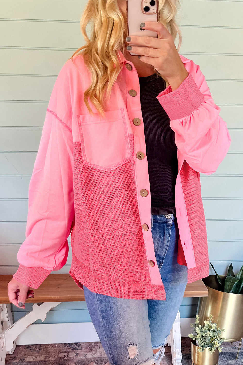 Veste ample boutonnée en tricot gaufré contrasté bicolore à fleurs de pêcher