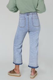 Short jeans with faded contrast pockets and edges with beautiful blue acid