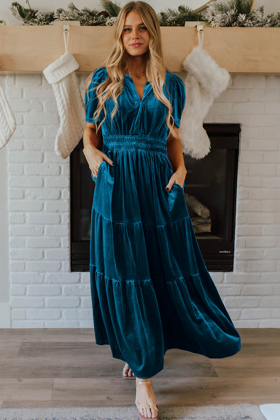 Robe longue en velours bleu de Prusse à manches courtes et taille froncée à plusieurs niveaux