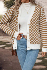 Cardigan marron à col en V boutonné et rayé à carreaux-A WOMAN WE LOVE