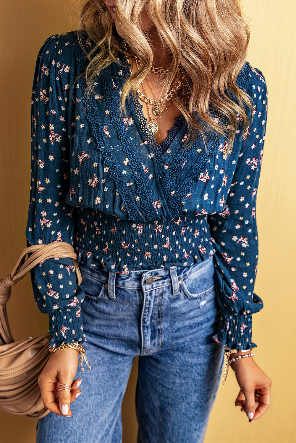 Terlina in pizzo blu V Neck Floral Smocked Long Sleeve Blouse