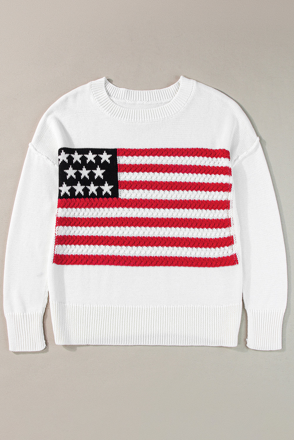 Pull blanc à épaules tombantes en tricot torsadé avec drapeau américain