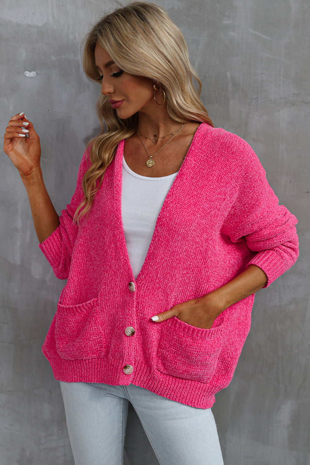 Cardigan pull avec poches sur le devant et boutons roses-A WOMAN WE LOVE