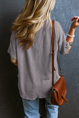 Camiseta grande de gris claro con cuello en V y bolsillo para el pecho
