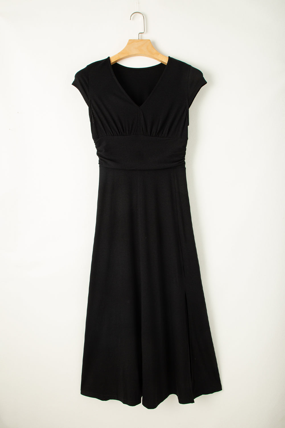 Robe longue noire froncée à manches courtes et taille haute à col en V