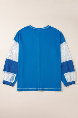 Côte -collar -colored knit blouse and Floral patchwork sleeves in sky blue lace