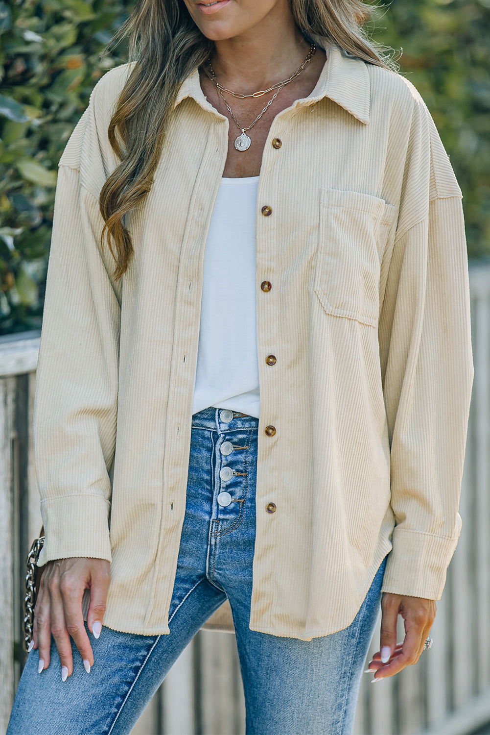 Chemise beige en velours côtelé avec poche boutonnée