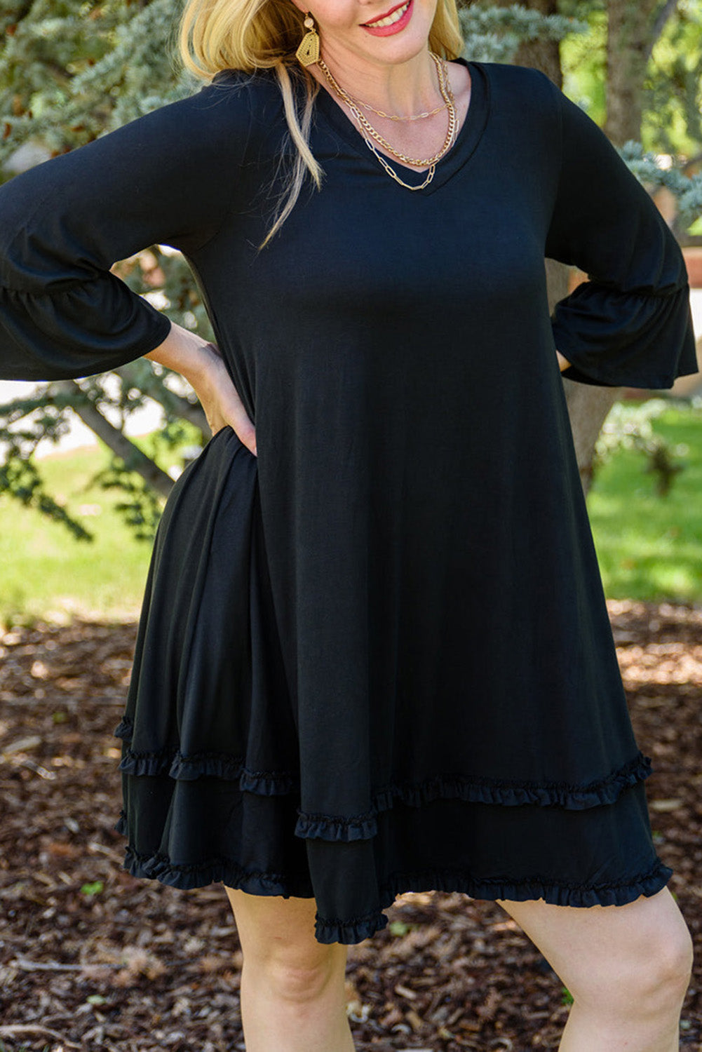 Robe noire à manches 3/4 et bordure à volants de grande taille