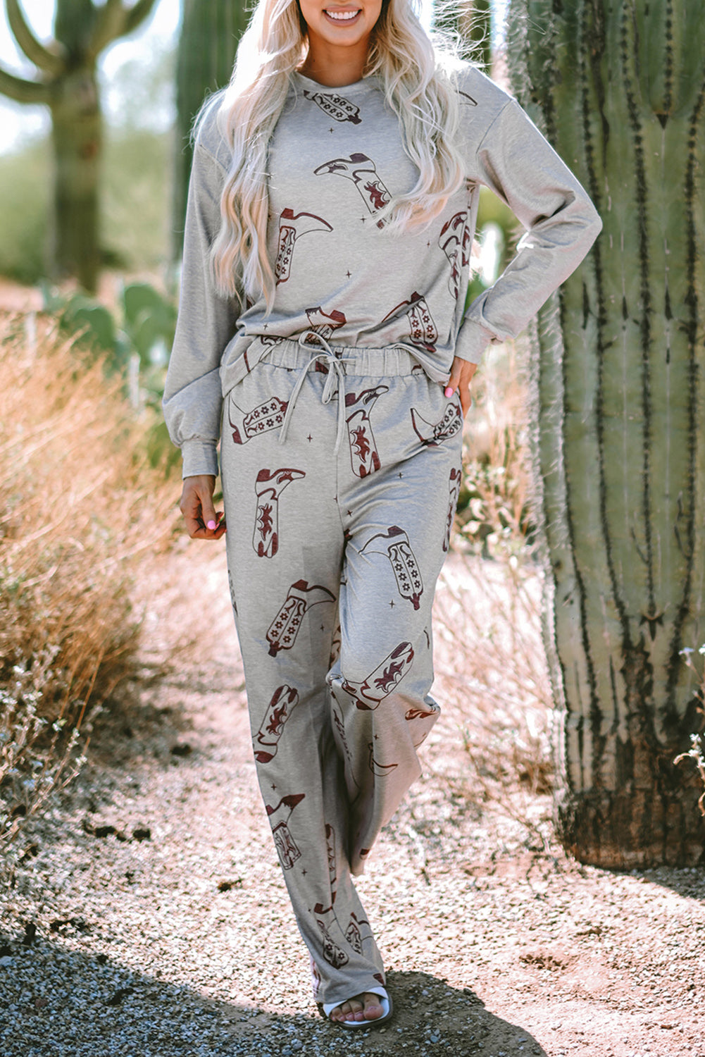 Ensemble de salon avec haut et pantalon à manches longues et bottes de cow-girl grises imprimées