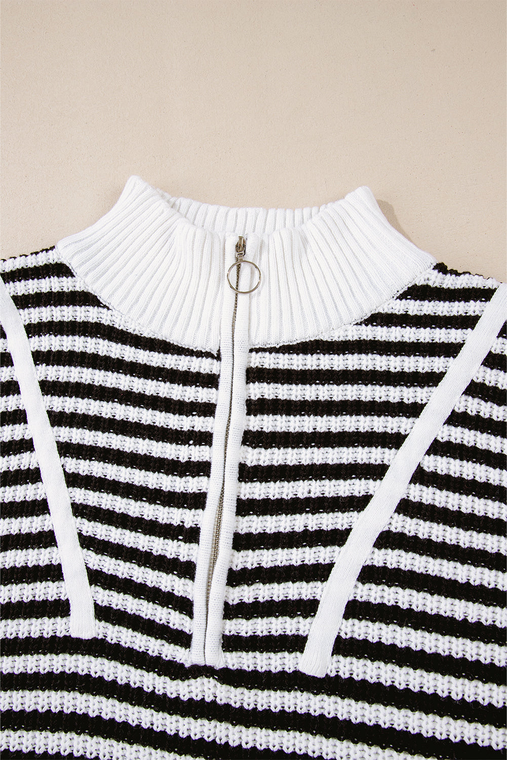 Pull noir à rayures, col zippé, épaules tombantes