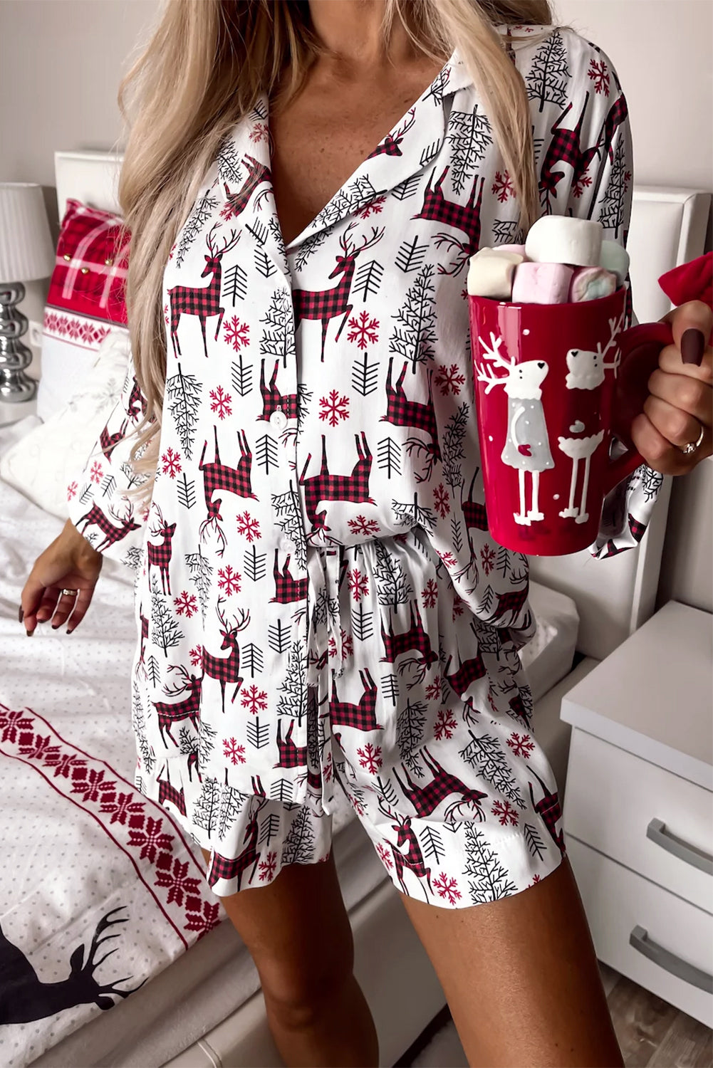 Ensemble de salon chemise et short imprimés de cerfs de Noël blancs-A WOMAN WE LOVE