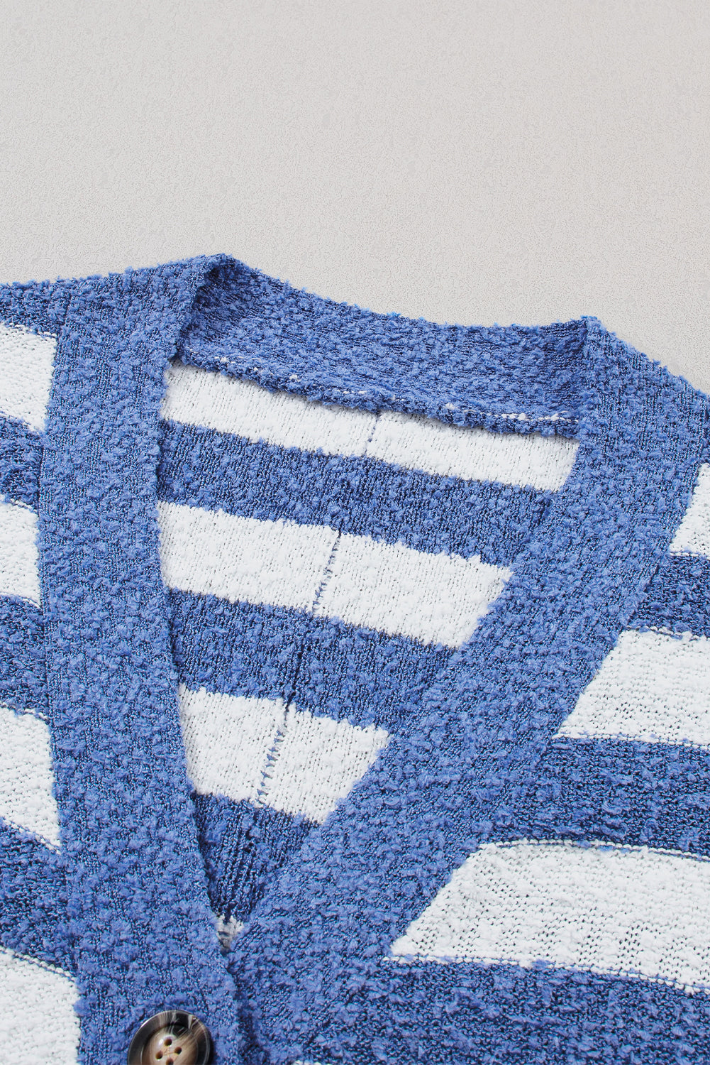 Cardigan pull haut bas boutonné à rayures bleues et col en V-A WOMAN WE LOVE