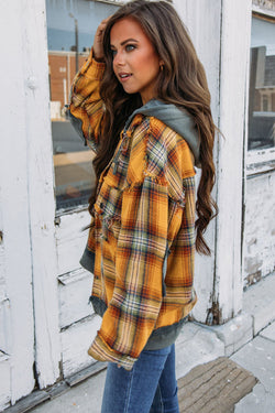 Chaqueta con capucha naranja revisadas y botones