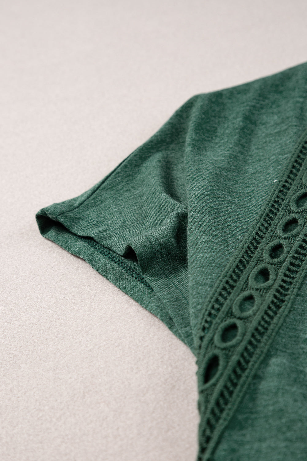 Detalles de encaje de crochet verde negruzco TEE de gran tamaño