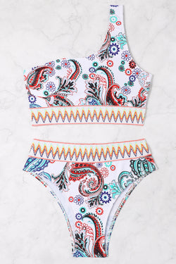 Bikini asimétrico blanco estilo bohemio con patrón de cachemir y fronteras contrastantes