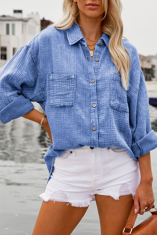 Chemise bleu ciel avec poches poitrine texturées et délavées minérales