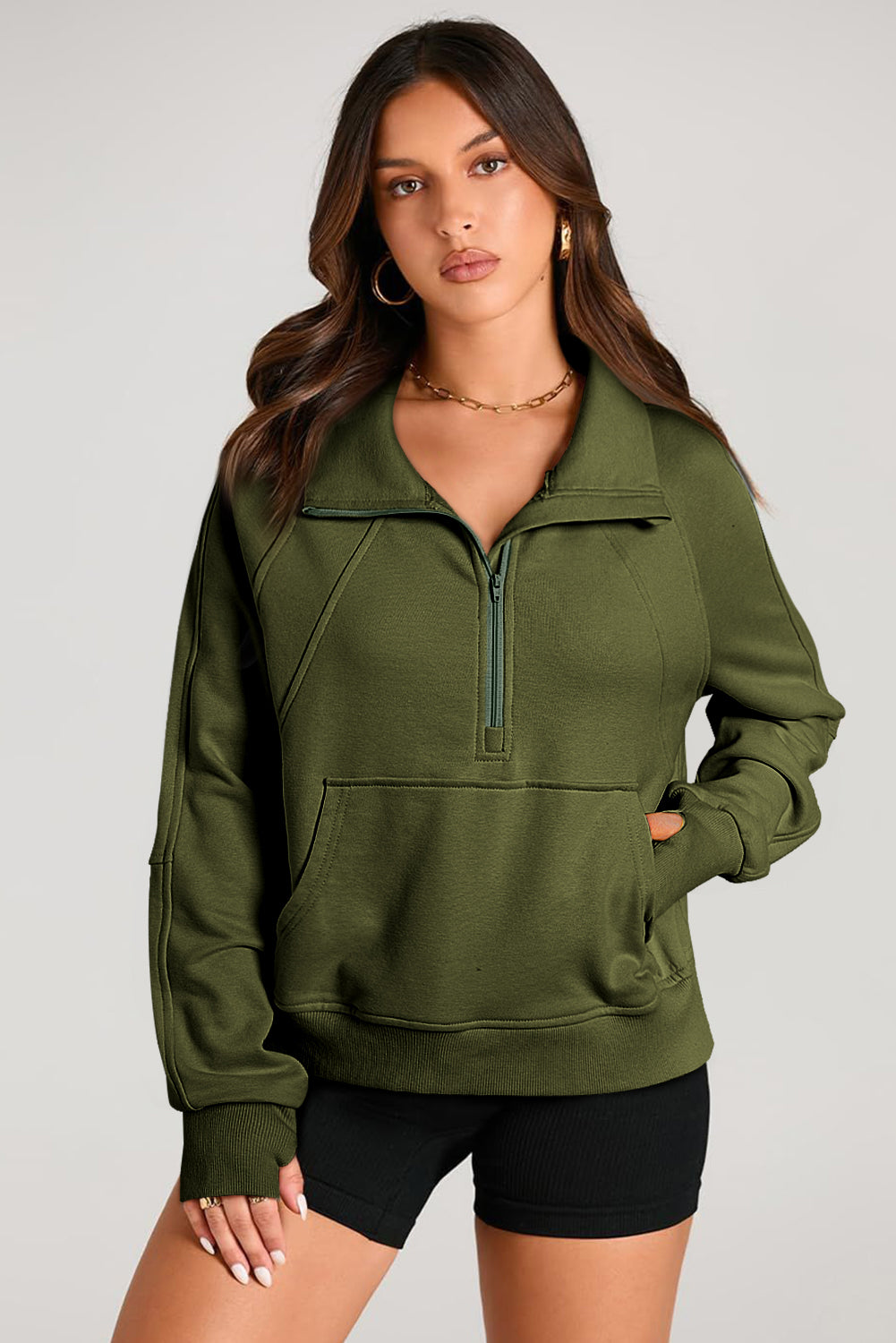 Sweat-shirt vert mousse à col montant et poche kangourou avec fermeture éclair sur un quart