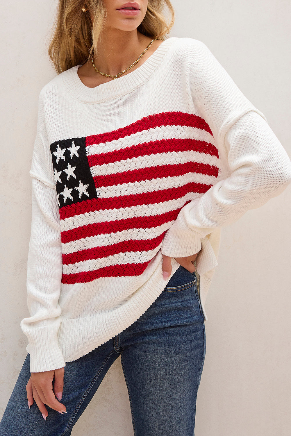 Pull blanc à épaules tombantes en tricot torsadé avec drapeau américain