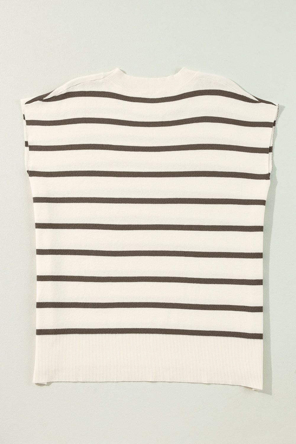 T-shirt with short sleeves and brown round collar with stripes and side slits
