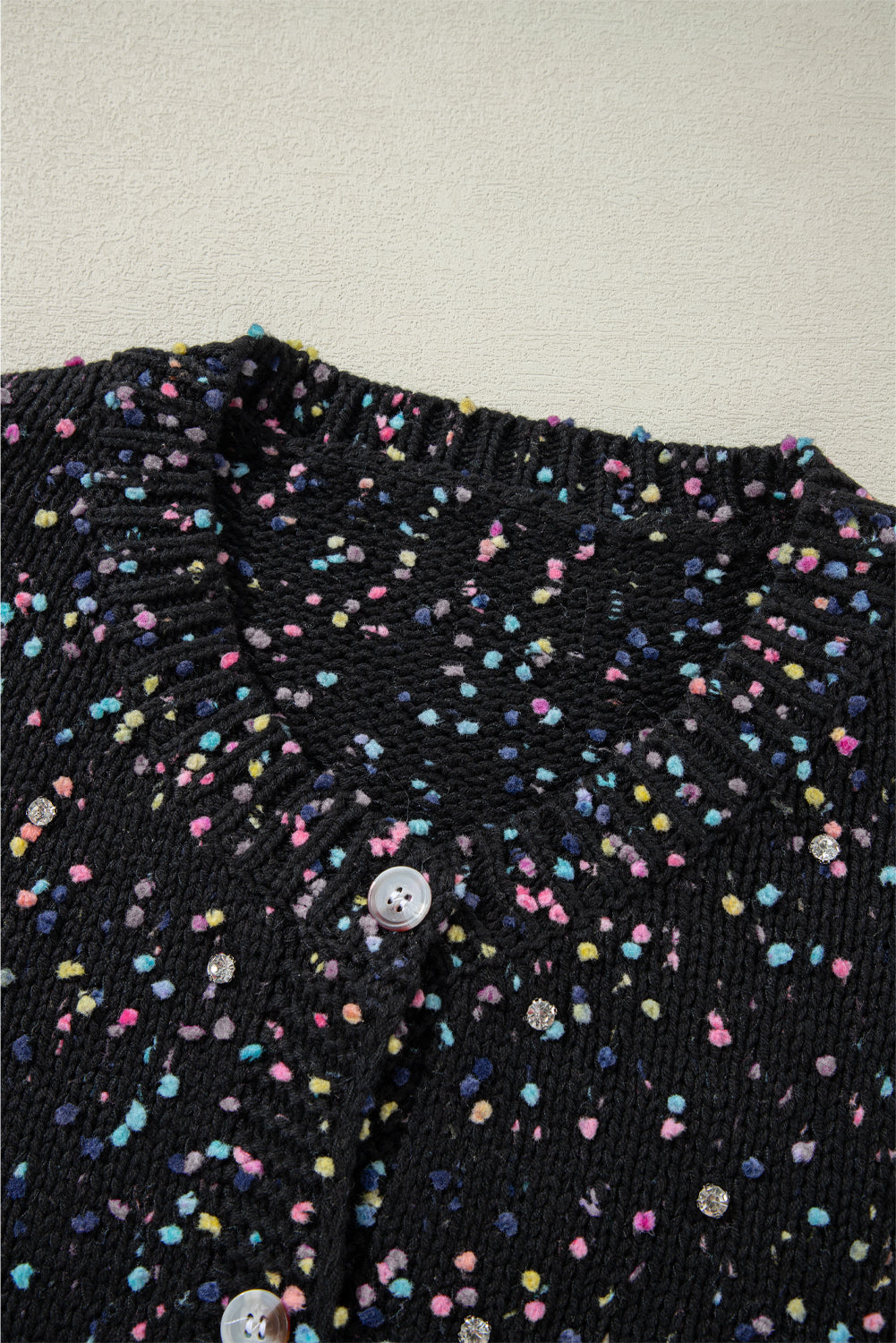 Cardigan pull à confettis multicolores à décor de strass noir