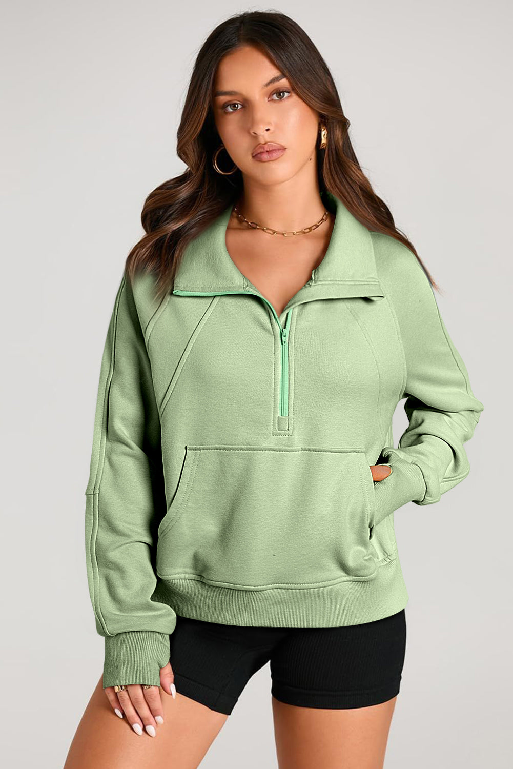 Sweat-shirt vert fumée avec poche kangourou et col montant avec fermeture éclair sur un quart