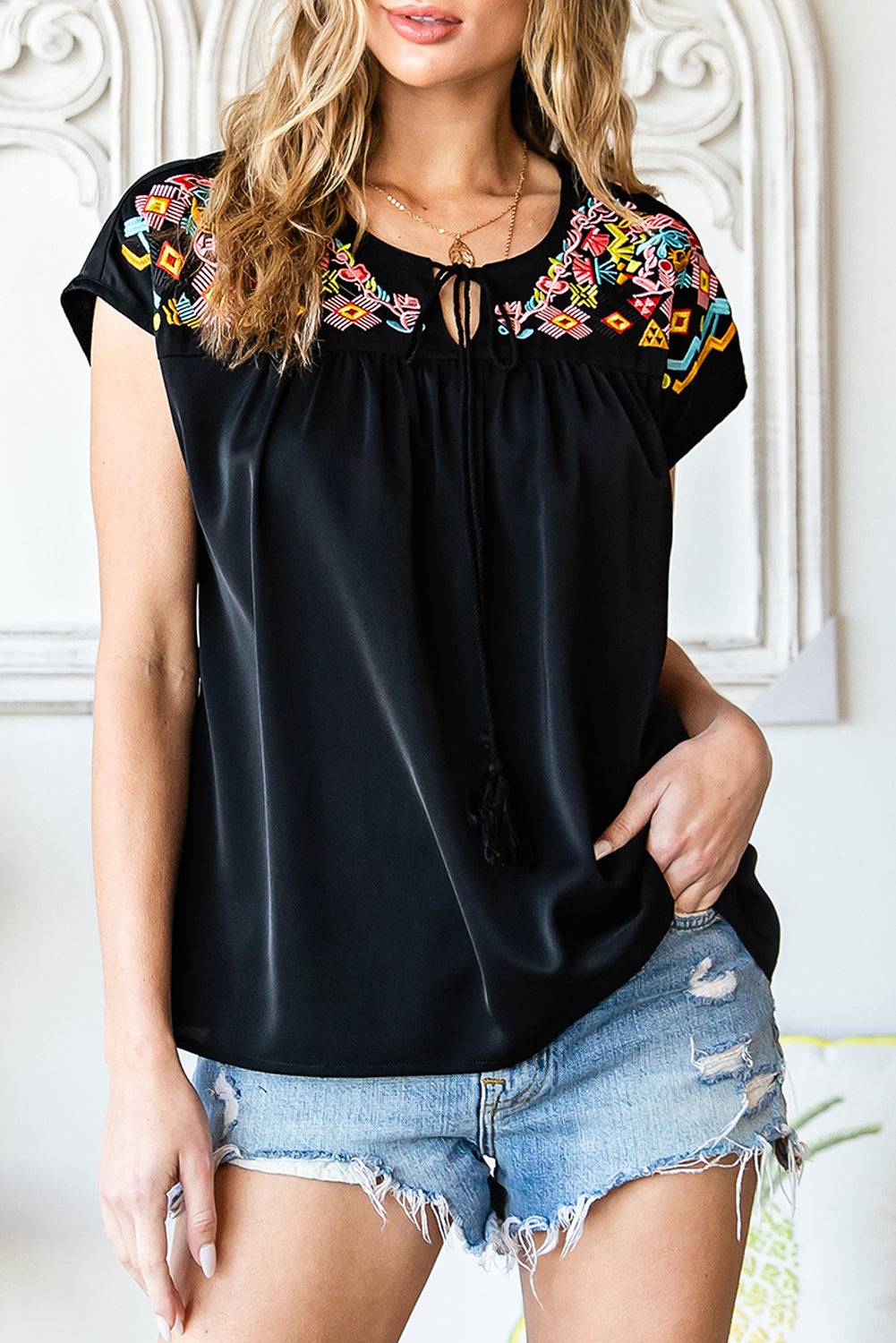 Blouse à manches courtes brodées géométriques noires