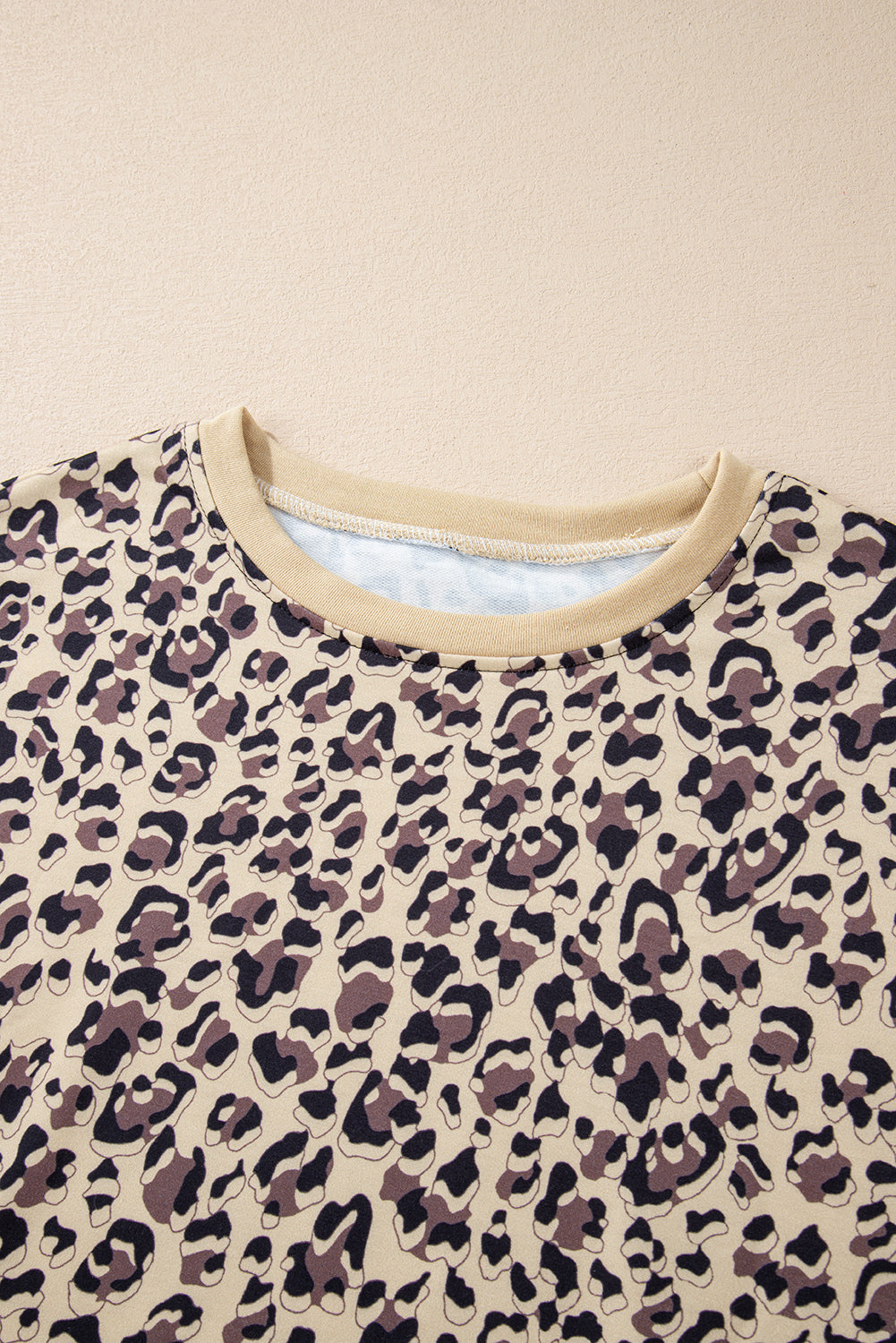 Pergamino leopardo estampado de estampado sudadera de cuello