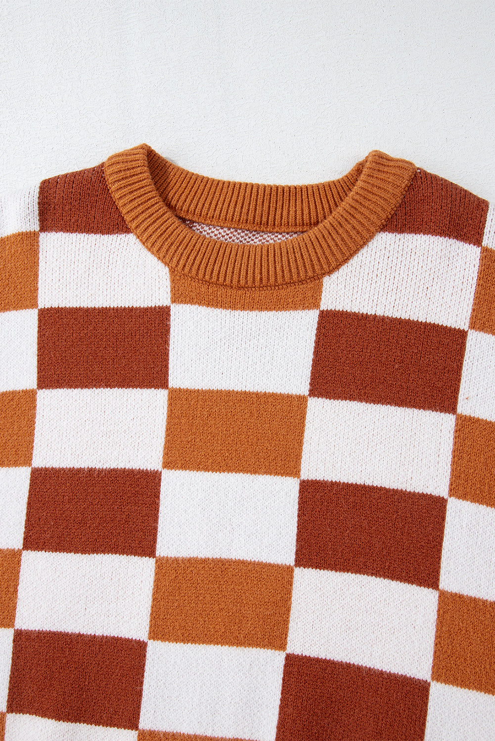Pull orange à carreaux et bords côtelés *