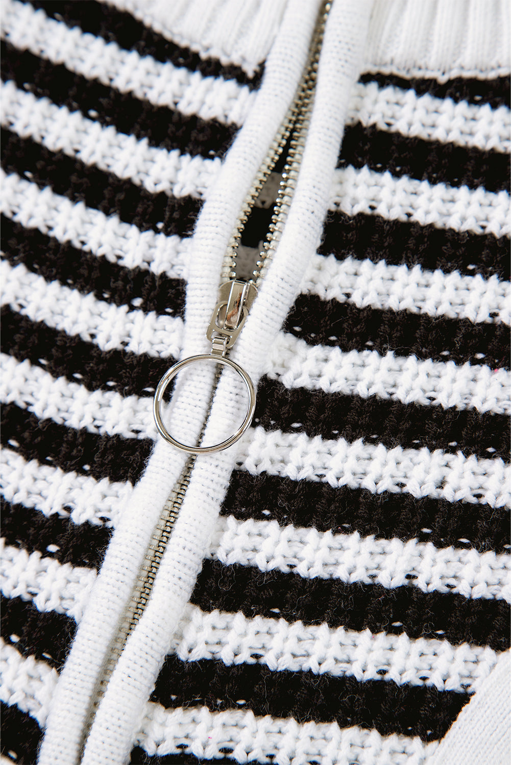 Pull noir à rayures, col zippé, épaules tombantes