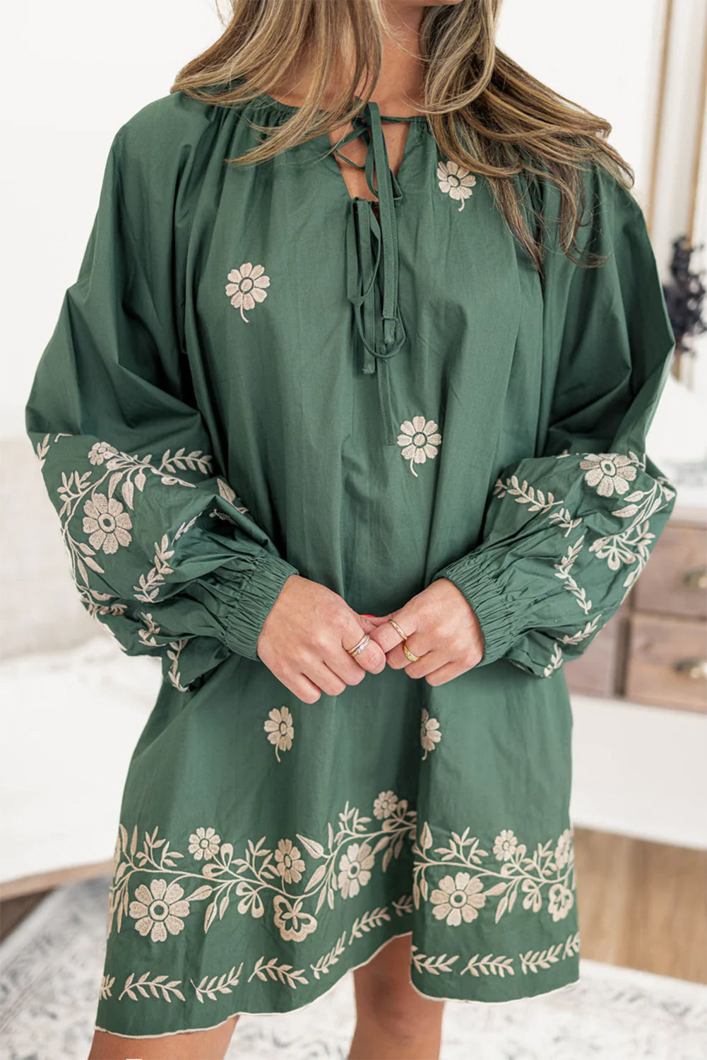 Robe droite à manches bouffantes et motif floral style bohème vert brume